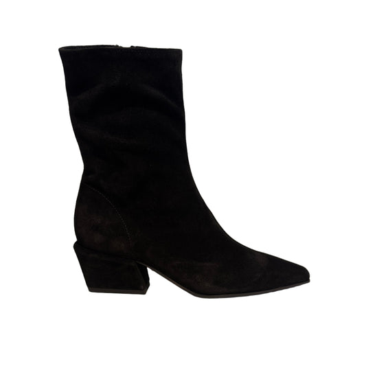 Nyla Kennel & Schmenger